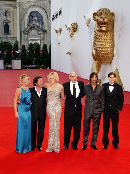 Jennifer-Lawrence-Burning2BPlain2BPremiere2BVenice2BjIaZymd1e98l.jpg