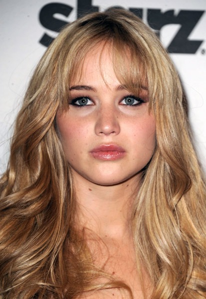 Jennifer_Lawrence_recieving_an_award_at_the_14th_Annual_Hollywood_Awards_Gala_01.jpg