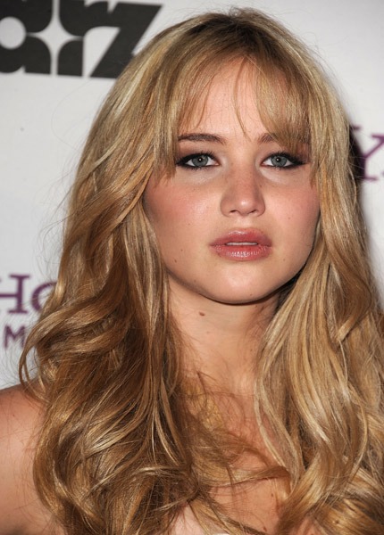 Jennifer_Lawrence_recieving_an_award_at_the_14th_Annual_Hollywood_Awards_Gala_02.jpg