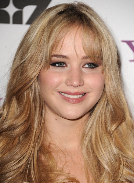 Jennifer_Lawrence_recieving_an_award_at_the_14th_Annual_Hollywood_Awards_Gala_08.jpg