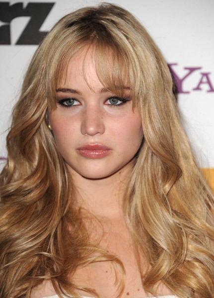 Jennifer_Lawrence_recieving_an_award_at_the_14th_Annual_Hollywood_Awards_Gala_12.jpg