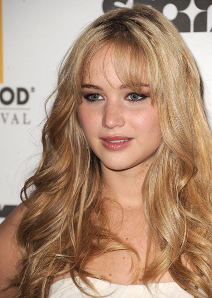 Jennifer_Lawrence_recieving_an_award_at_the_14th_Annual_Hollywood_Awards_Gala_14.jpg