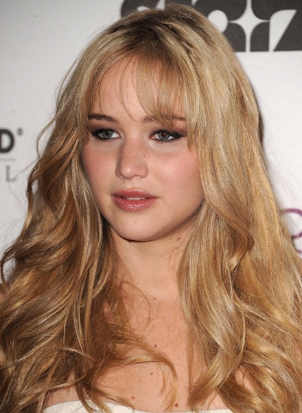 Jennifer_Lawrence_recieving_an_award_at_the_14th_Annual_Hollywood_Awards_Gala_17.jpg