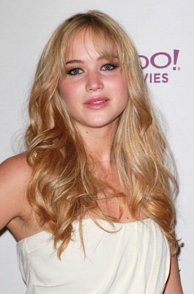 Jennifer_Lawrence_recieving_an_award_at_the_14th_Annual_Hollywood_Awards_Gala_20.jpg