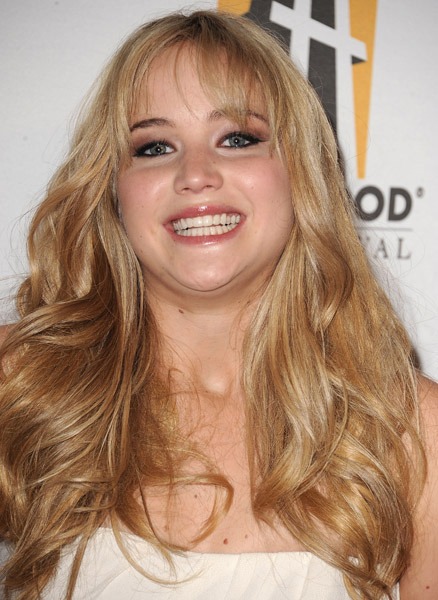 Jennifer_Lawrence_recieving_an_award_at_the_14th_Annual_Hollywood_Awards_Gala_23.jpg