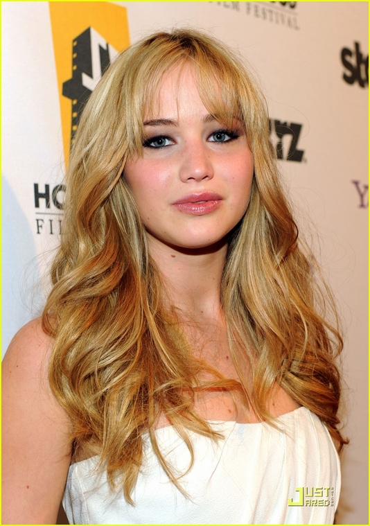 Jennifer_Lawrence_recieving_an_award_at_the_14th_Annual_Hollywood_Awards_Gala_11.jpg