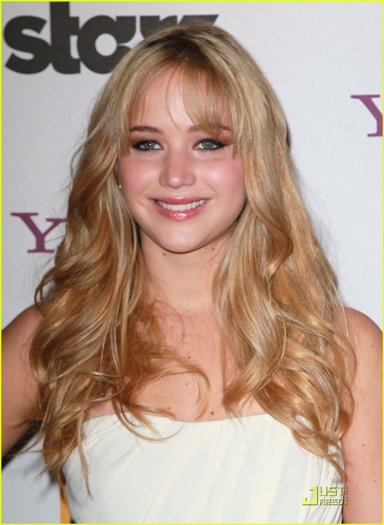 Jennifer_Lawrence_recieving_an_award_at_the_14th_Annual_Hollywood_Awards_Gala_29.jpg