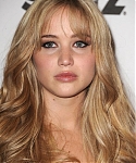 Jennifer_Lawrence_recieving_an_award_at_the_14th_Annual_Hollywood_Awards_Gala_05.jpg