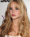 Jennifer_Lawrence_recieving_an_award_at_the_14th_Annual_Hollywood_Awards_Gala_06.jpg