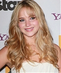 Jennifer_Lawrence_recieving_an_award_at_the_14th_Annual_Hollywood_Awards_Gala_21.jpg