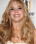 Jennifer_Lawrence_recieving_an_award_at_the_14th_Annual_Hollywood_Awards_Gala_23.jpg