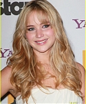 Jennifer_Lawrence_recieving_an_award_at_the_14th_Annual_Hollywood_Awards_Gala_25.jpg