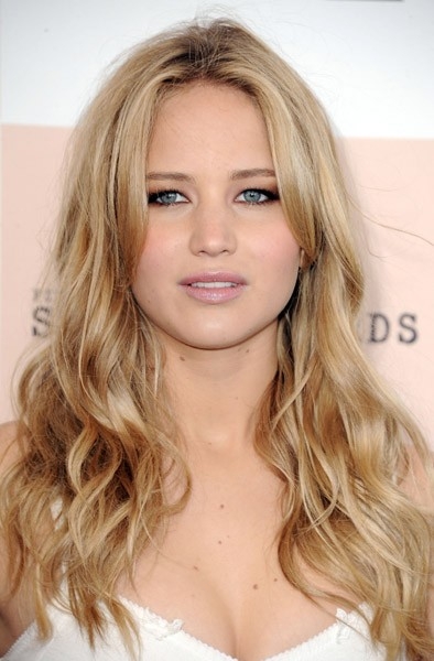 Jennifer_Lawrence_looking_beautiful_in_a_white_dress_at_the_Film_Independent_Spirit_Awards_016.jpg