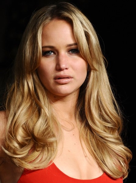 Jennifer_Lawrence_attending_the_2011_Vanity_Fair_Oscar_Party_in_a_smoking_hot_red_dress_20.jpg