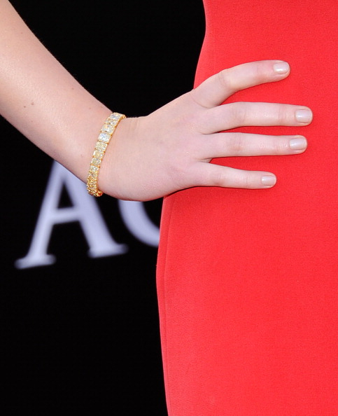 Jennifer_Lawrence_attending_the_2011_Academy_Awards_in_a_smoking_hot_red_dress_MQ_21.jpg