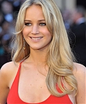 Jennifer_Lawrence_attending_the_2011_Academy_Awards_in_a_smoking_hot_red_dress_MQ_48.jpg