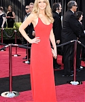 Jennifer_Lawrence_attending_the_2011_Academy_Awards_in_a_smoking_hot_red_dress_MQ_70.jpg