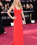 Jennifer_Lawrence_attending_the_2011_Academy_Awards_in_a_smoking_hot_red_dress_MQ_75.jpg