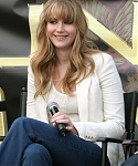 Beautiful_Jennifer_Lawrence_helps_promote_The_Hunger_Games_Mall_Tour_in_Seattle_11.jpg