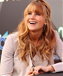 Jennifer_Lawrence_appears_at_this_event_to_give_away_free_tickets_to_The_Hunger_Games_world_premiere_17.jpg