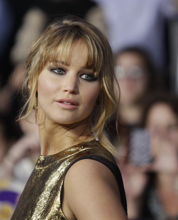 Jennifer_Lawrence_at_the_LA_premiere_of_The_Hunger_Games_begging_for_an_Oscar_in_a_gold_dress_125.jpg