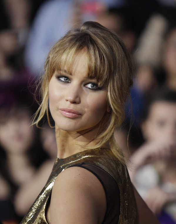 Jennifer_Lawrence_at_the_LA_premiere_of_The_Hunger_Games_begging_for_an_Oscar_in_a_gold_dress_126.jpg