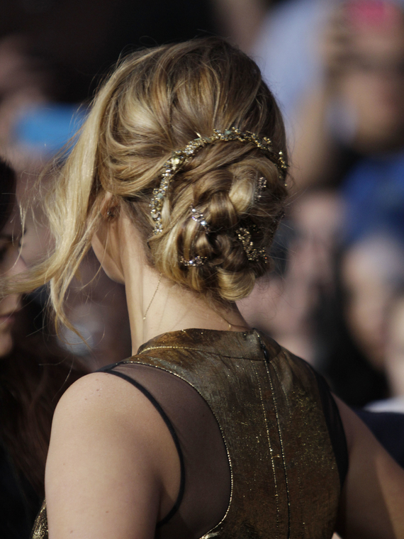 Jennifer_Lawrence_at_the_LA_premiere_of_The_Hunger_Games_begging_for_an_Oscar_in_a_gold_dress_160.jpg