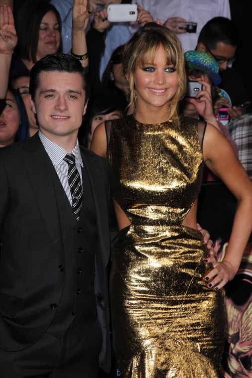 Jennifer_Lawrence_at_the_LA_premiere_of_The_Hunger_Games_begging_for_an_Oscar_in_a_gold_dress_170.jpg
