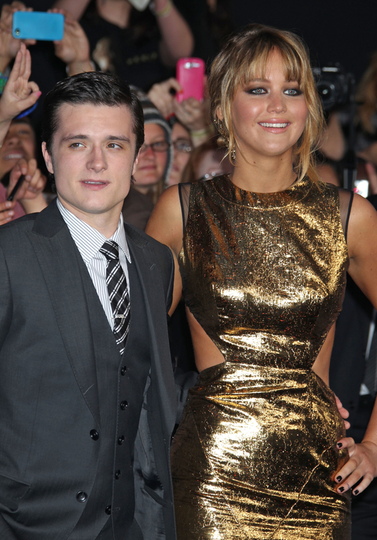 Jennifer_Lawrence_at_the_LA_premiere_of_The_Hunger_Games_begging_for_an_Oscar_in_a_gold_dress_226.jpg