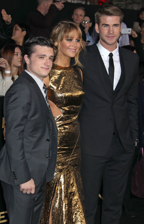 Jennifer_Lawrence_at_the_LA_premiere_of_The_Hunger_Games_begging_for_an_Oscar_in_a_gold_dress_230.jpg