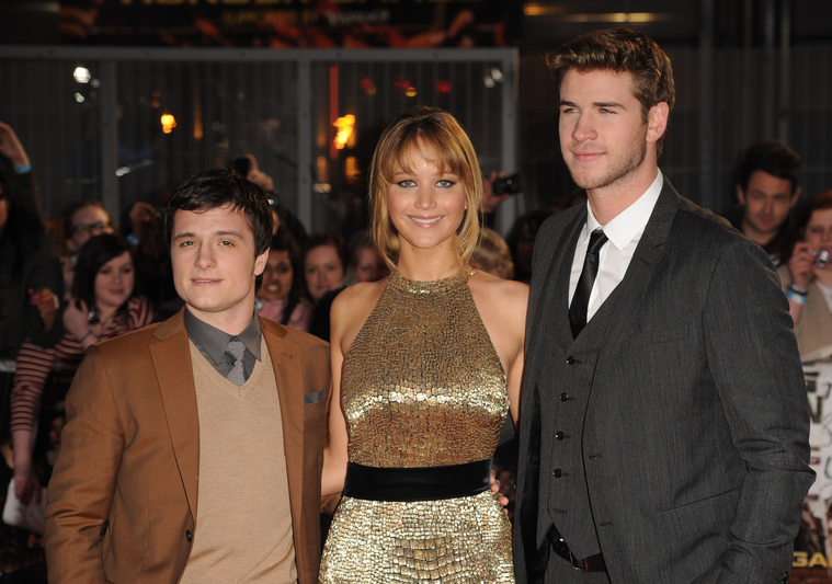 Jennifer_Lawrence_at_the_London_premiere_of_The_Hunger_Games_begging_for_an_Oscar_in_a_gold_dress_040.jpg