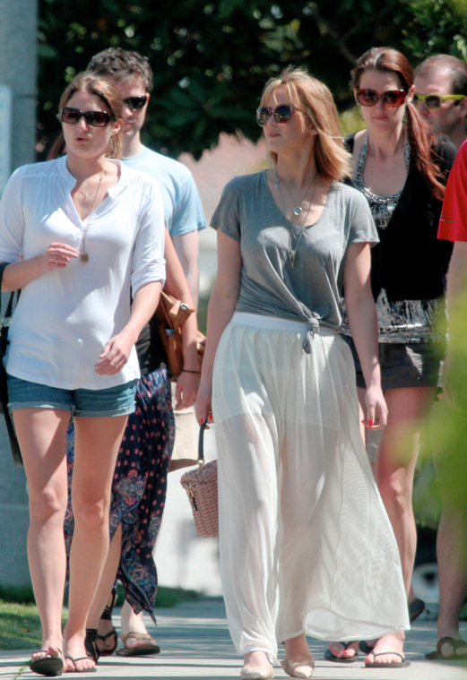 jlaw_candid_21april2013_014.jpg