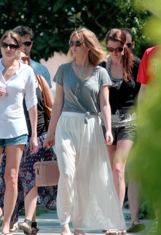jlaw_candid_21april2013_015.jpg