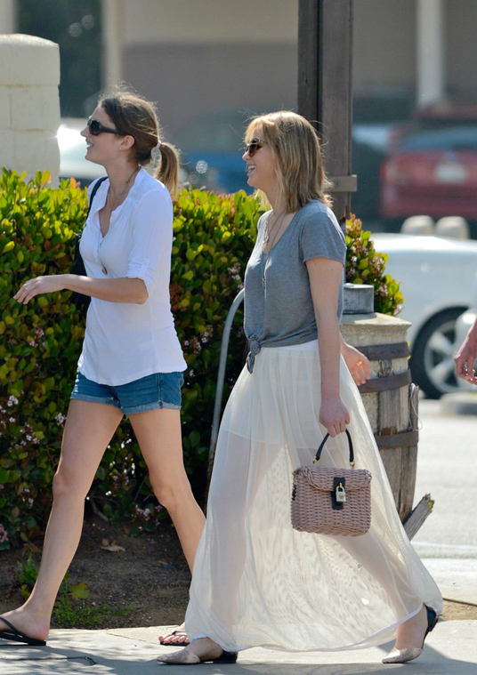 jlaw_candid_21april2013_016.jpg