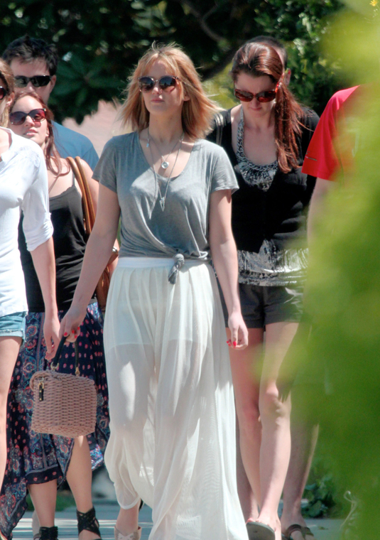 jlaw_candid_21april2013_017~0.jpg