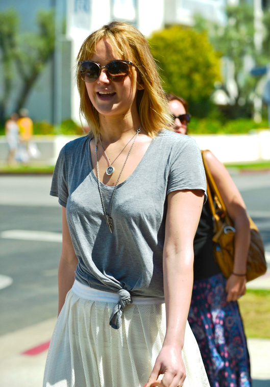 jlaw_candid_21april2013_019.jpg