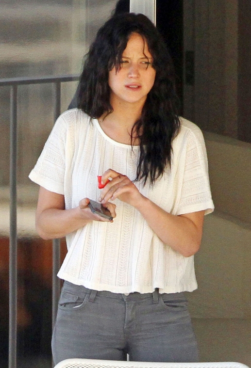 jlaw_candid_26feb2013hawaii_001.jpg