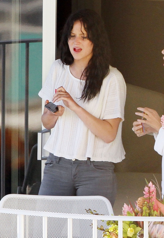 jlaw_candid_26feb2013hawaii_003.jpg