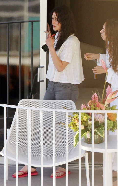 jlaw_candid_26feb2013hawaii_005.jpg