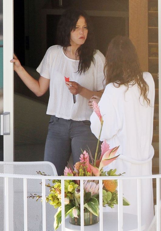 jlaw_candid_26feb2013hawaii_008.jpg