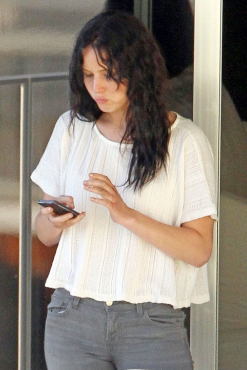 jlaw_candid_26feb2013hawaii_010.jpg