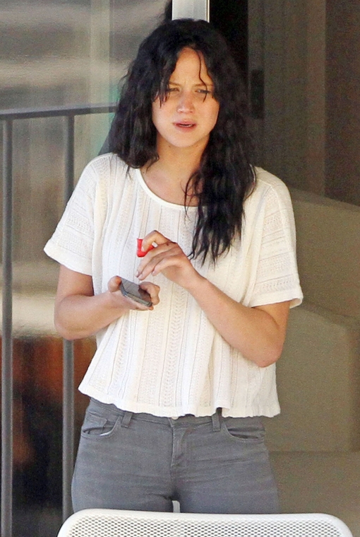 jlaw_candid_26feb2013hawaii_014.jpg