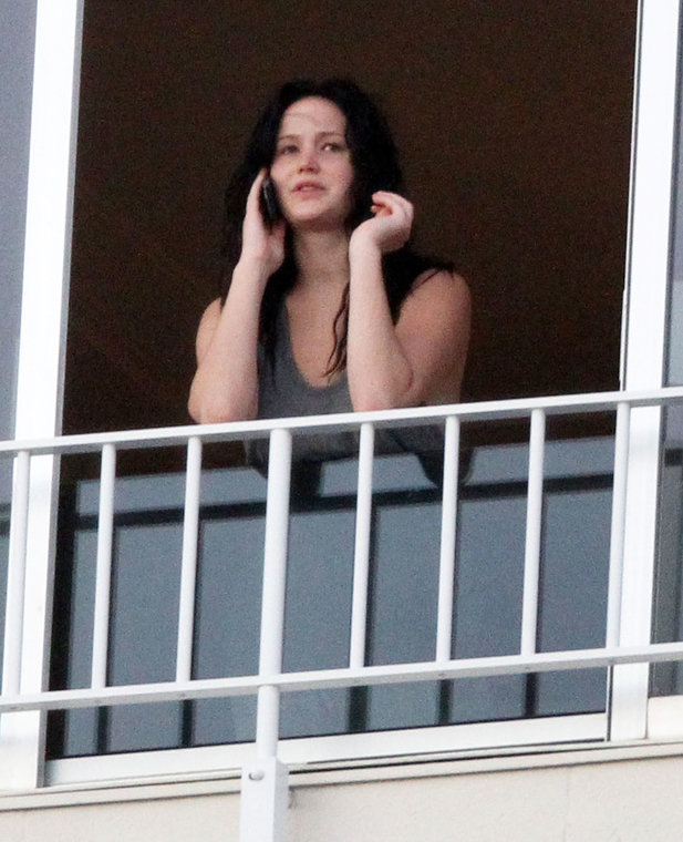 jlaw_candid_26feb2013hawaii_017.jpg