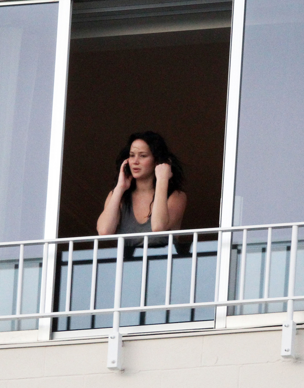 jlaw_candid_26feb2013hawaii_019.jpg