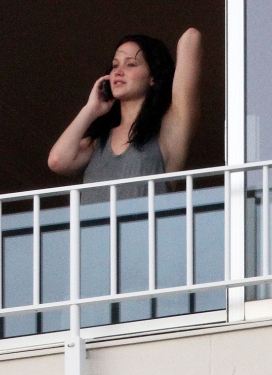 jlaw_candid_26feb2013hawaii_020.jpg