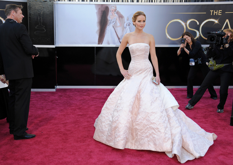 jlaw_events_24feb2013_academyawardsredcarpet_118.jpg