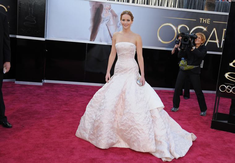 jlaw_events_24feb2013_academyawardsredcarpet_120.jpg