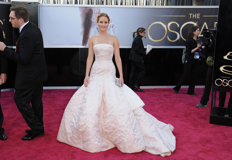 jlaw_events_24feb2013_academyawardsredcarpet_127.jpg