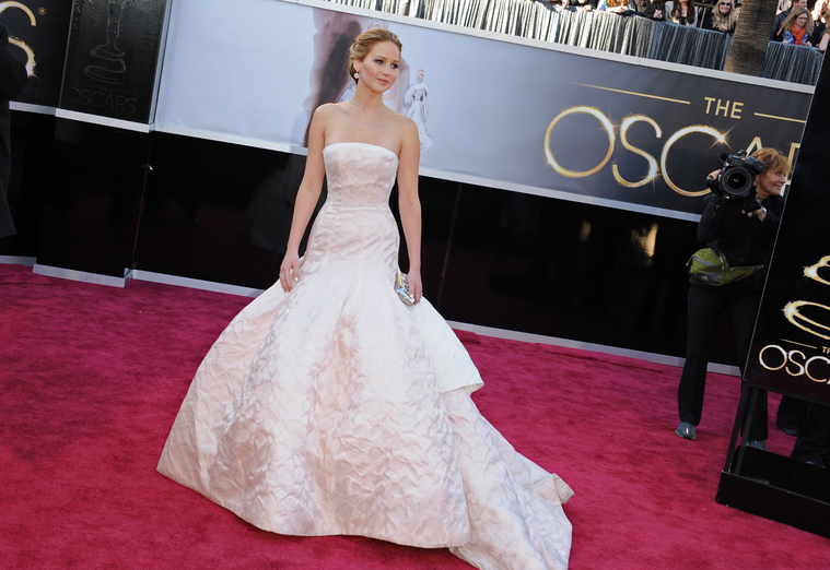 jlaw_events_24feb2013_academyawardsredcarpet_128.jpg