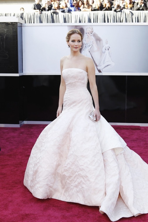 jlaw_events_24feb2013_academyawardsredcarpet_135.jpg